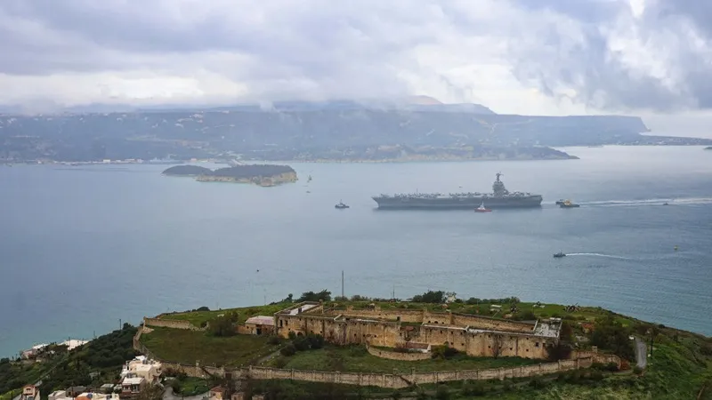 Пожар в прачечной вывел из войны с Ираном самый дорогостоящий корабль  США