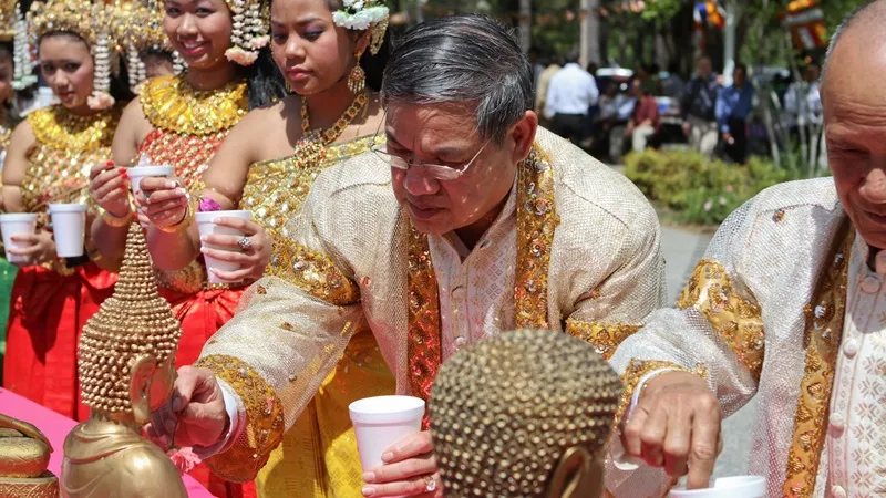 В Камбодже запретили брызгаться водой на новый год