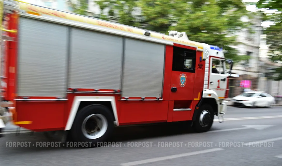 Сильный пожар охватил магазин и дома в Саках