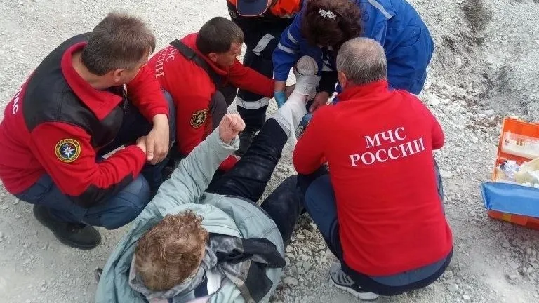 За выходные спасатели спустили с гор в Крыму двух туристок
