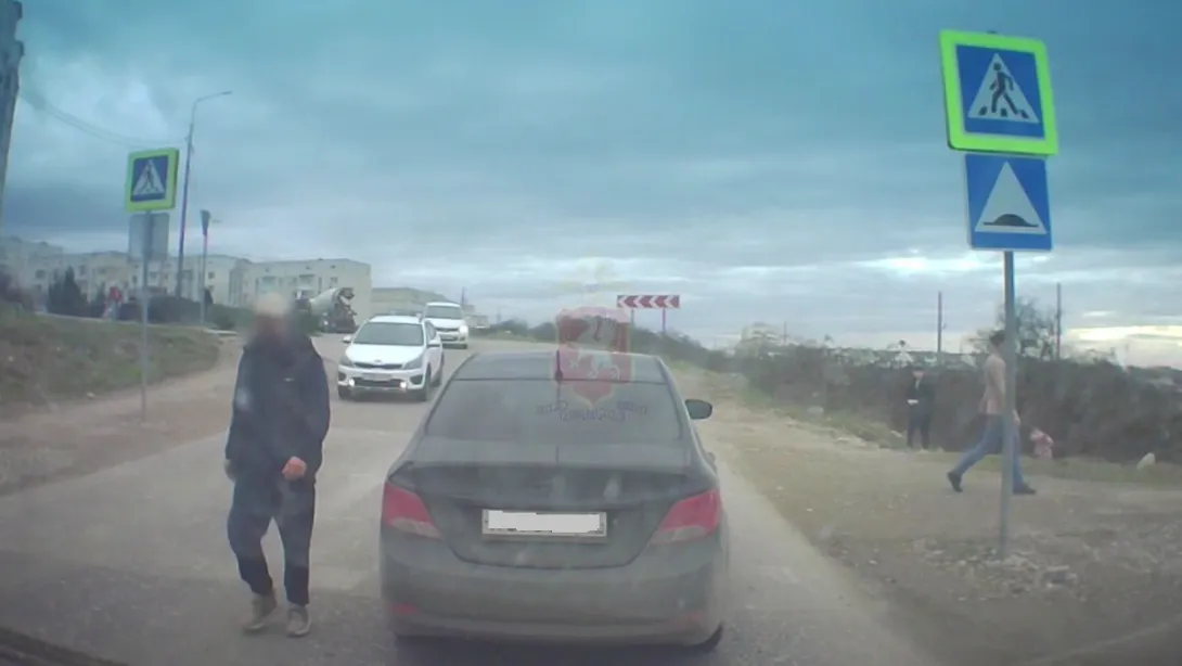 В Севастополе водитель начал драку на дороге и получил уголовку