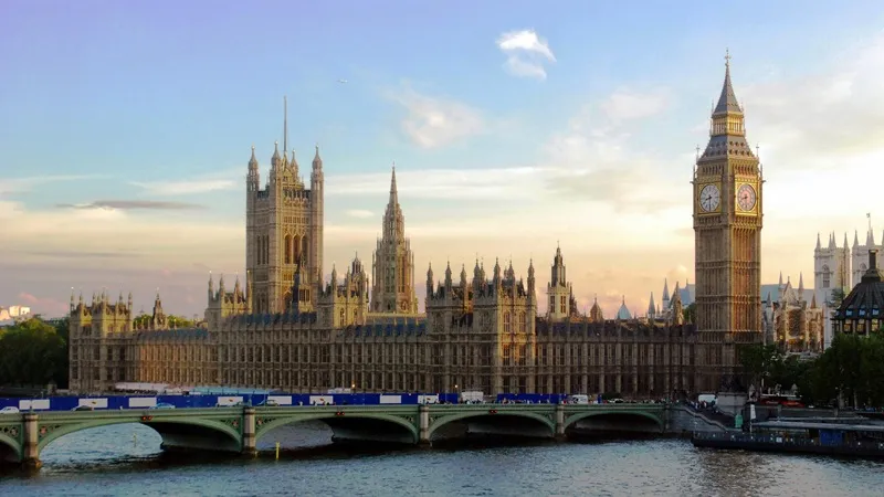 Британские госслужащие требуют перейти на удалёнку из-за войны с Ираном