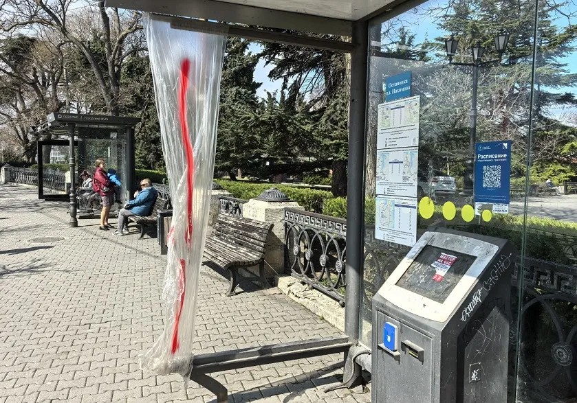 Бывшие «умные» остановки в Севастополе продолжают пугать горожан