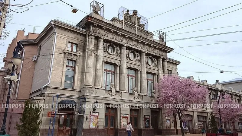 Леса убрали, но реставрацию не закончили? Что происходит с Русским театром в столице Крыма