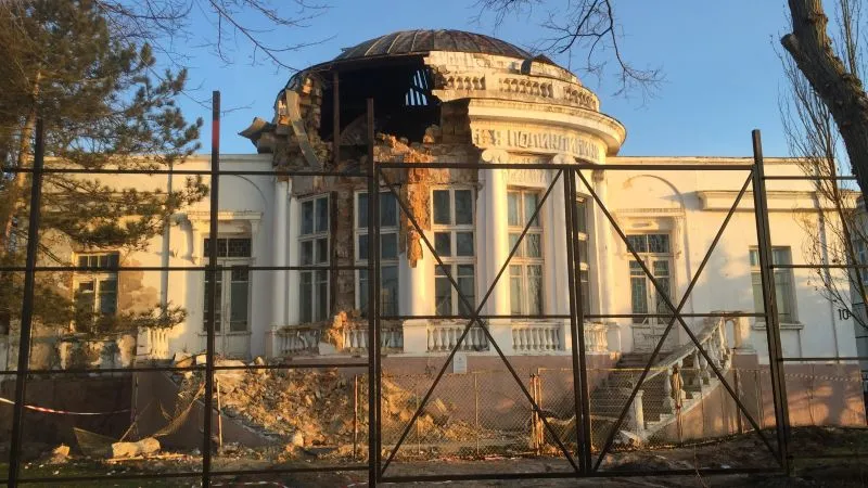 Почему памятник в Евпатории пять лет губила дыра в крыше, а теперь всё может измениться