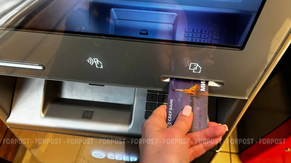 С чем связан массовый сбой терминалов, банкоматов и банковских приложений в России