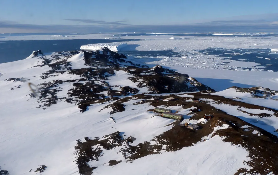 Российские учёные нашли оазис во льдах Антарктиды, возле Полюса ветров