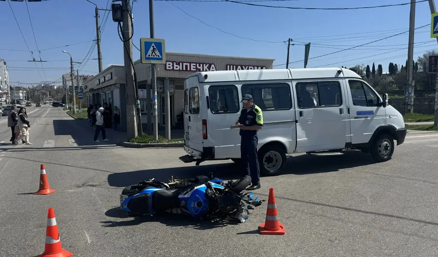 Мотоцикл и «Газель» не поделили дорогу на улице Пожарова в Севастополе