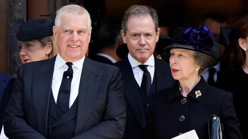 Бывший британский принц подрался с управляющим королевским двором