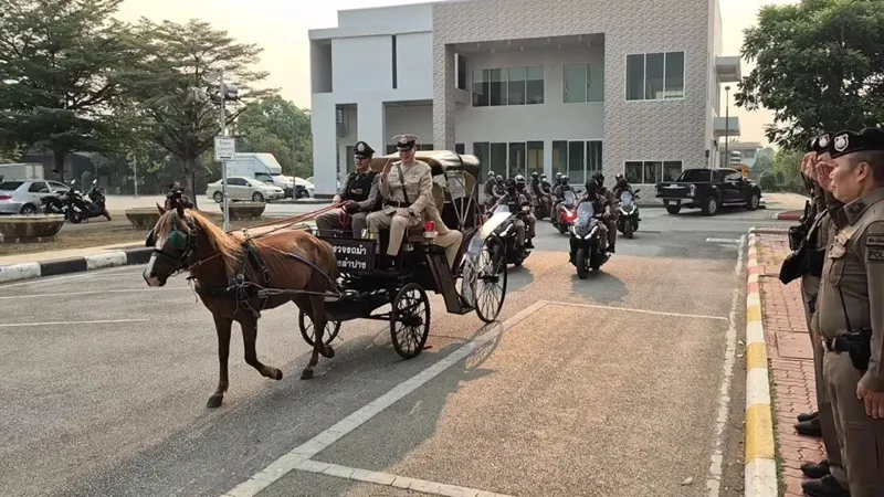 В Таиланде пересаживают полицию на лошадей из-за нехватки топлива