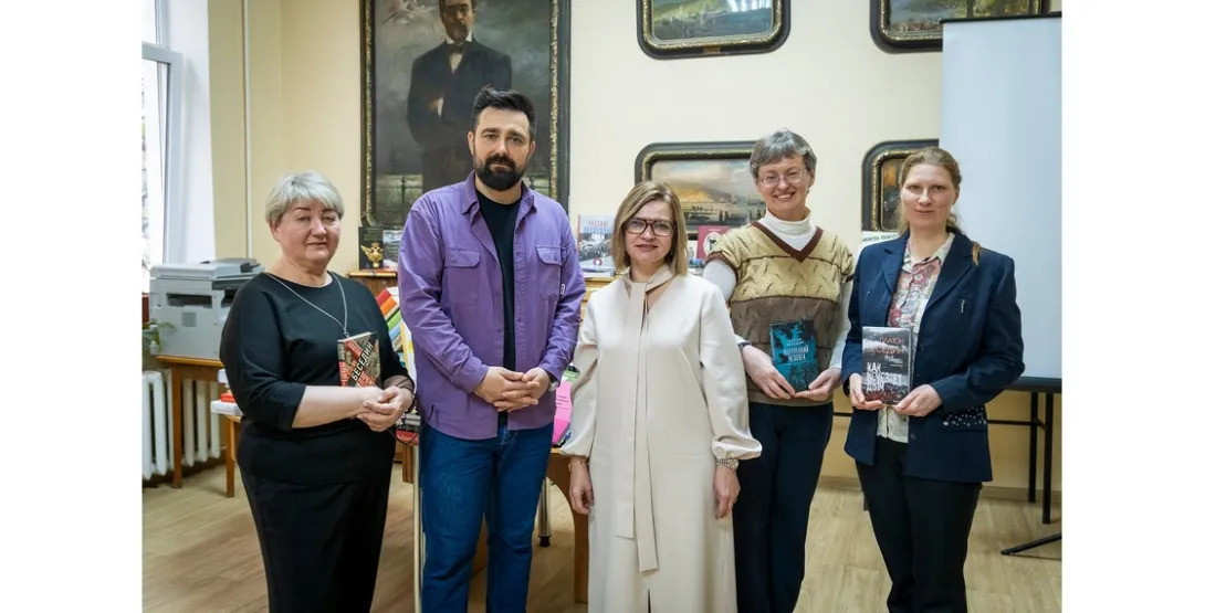 Ялтинской библиотеке подарили более 200 книг