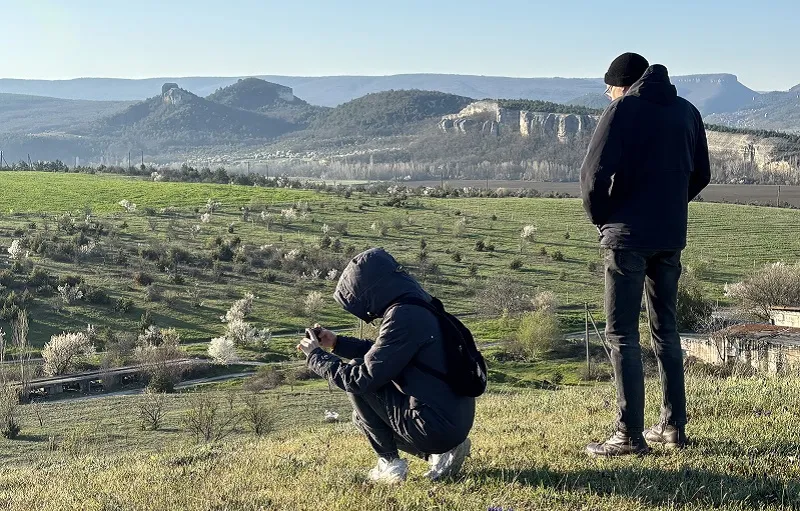 Не позирует, а просто живёт: тихие ритмы весны в Бахчисарайском районе Крыма