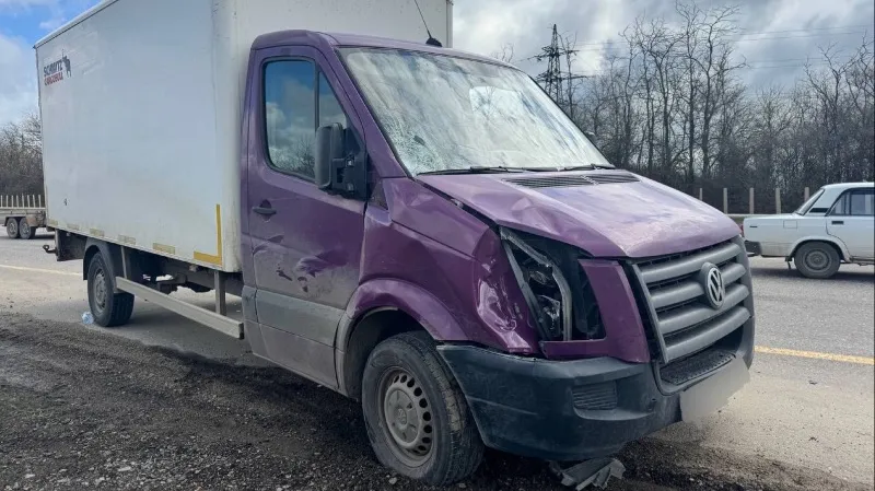 Не рассчитал боковой интервал: водитель фургона насмерть сбил автомобилиста у обочины