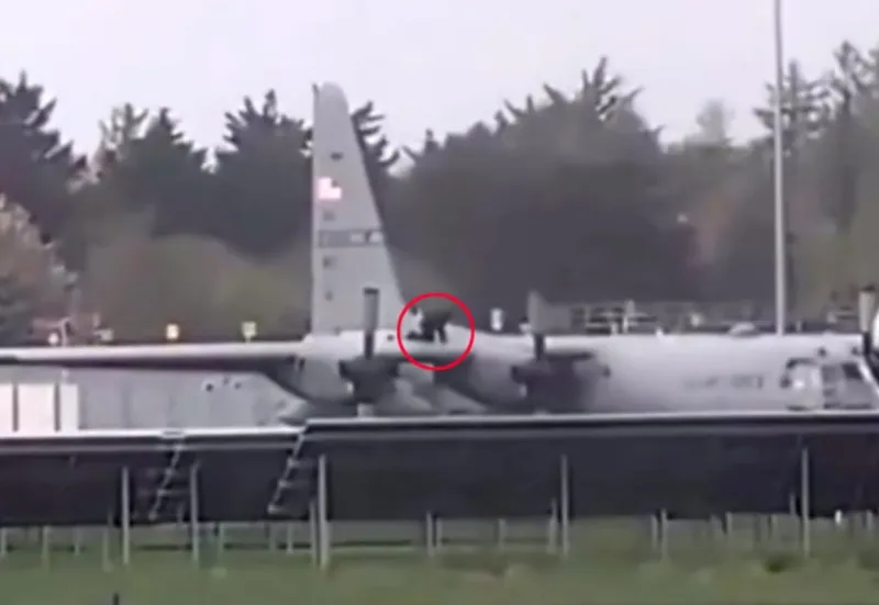 Мужчина с топором напал и зарубил американский военный самолёт в Ирландии