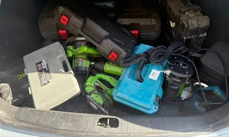 Крымчанин купил машины, золото и инструменты на миллионы из-под чужого матраса