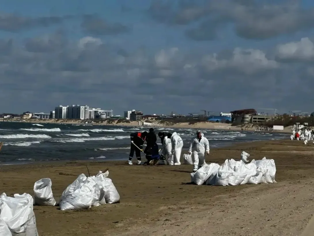 Новый выброс и нефтяное пятно в Чёрном море: что известно о ситуации в Анапе