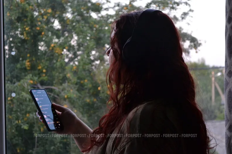 Смартфон ускоряет старение: сколько часов в экране ведут к седине и морщинам