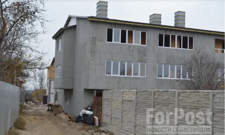 Капелька электричества и септик вместо канализации: подробности жизни очередного проблемного дома