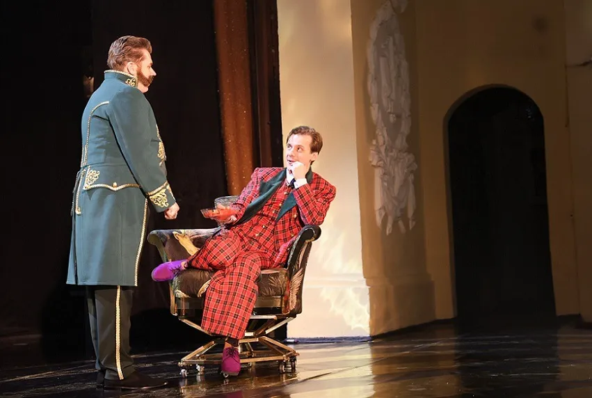 Как один хитрец всех чиновников обманул: в Севастополь приехал «Ревизор»