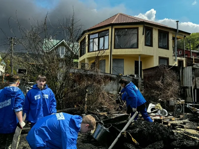 Грязный воздух и «нефтяной дождь»: что происходит в Туапсе после трёх суток пожара