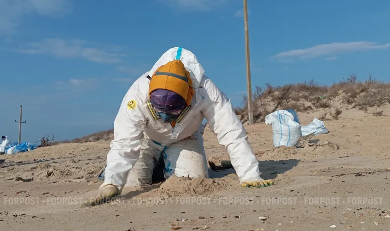 Мешки и люди в белых костюмах: что происходит на побережье курортного города России