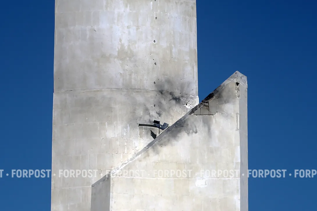 Повреждённый символ Севастополя обследуют альпинисты