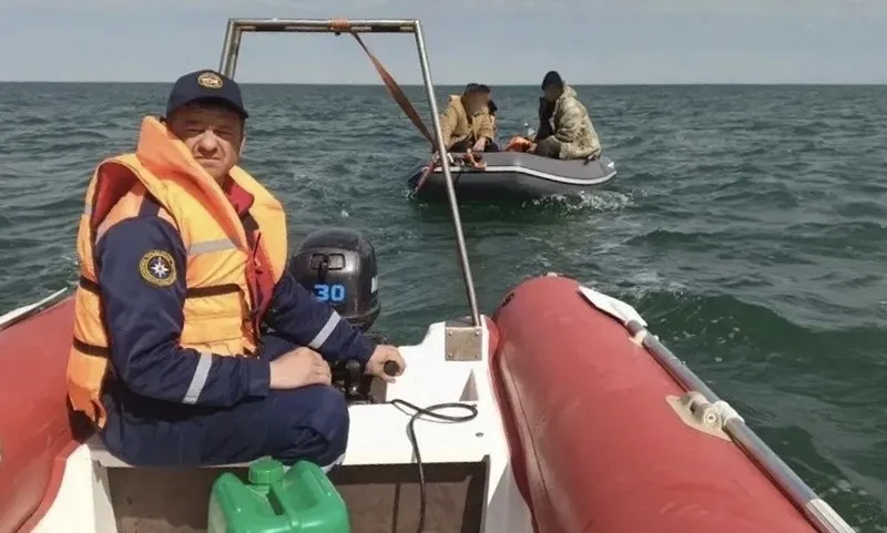 Трёх крымских рыбаков едва не унесло в Азовское море из-за сломавшегося мотора