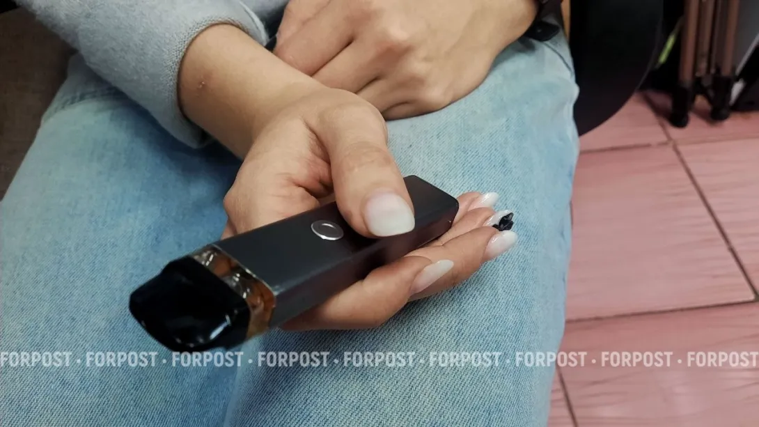 «Электронки» доводят до реанимации: как понять, что ребёнок курит вейп, и что делать