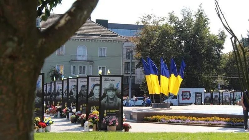 Украинский военный сбежал из части, чтобы танцевать среди портретов погибших