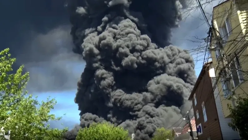 Третий крупный пожар в Туапсе: что о происходящем говорят экологи, врачи и власти
