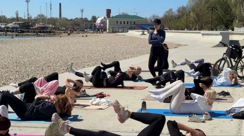 Утро, море и зарядка: как в Евпатории учат не бояться спорта 