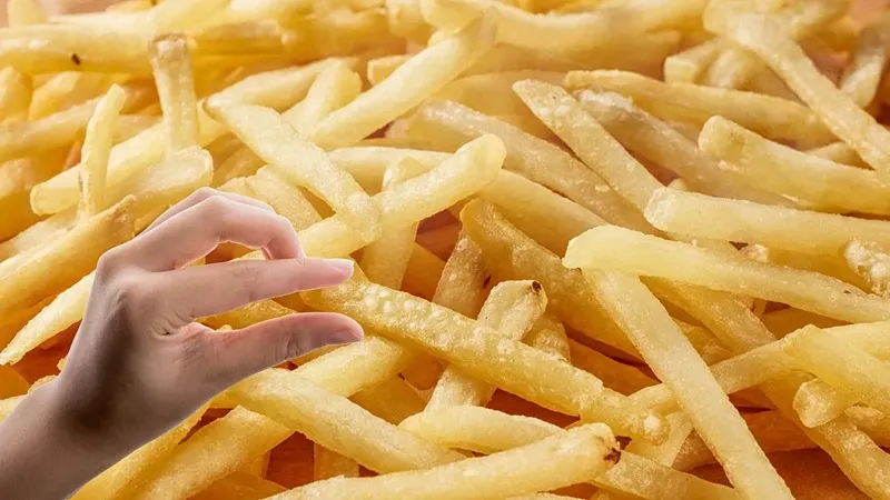 Еда из чужой тарелки действительно оказалась вкуснее, чем из своей