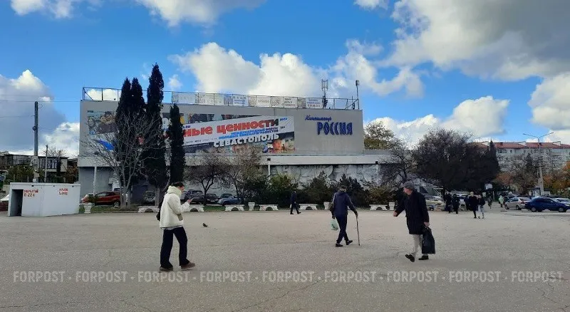 В Севастополе из-за новой реконструкции к/т «Россия» перекрывают пл. 50-летия СССР 