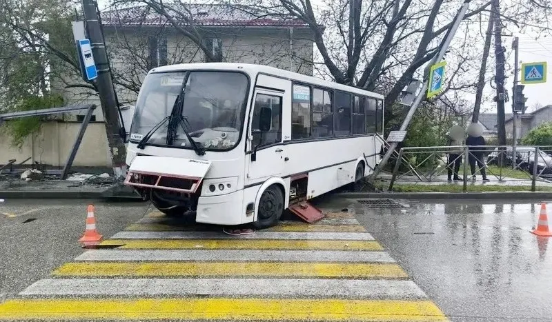 Крымчанка оказалась в больнице, ожидая транспорт на остановке 