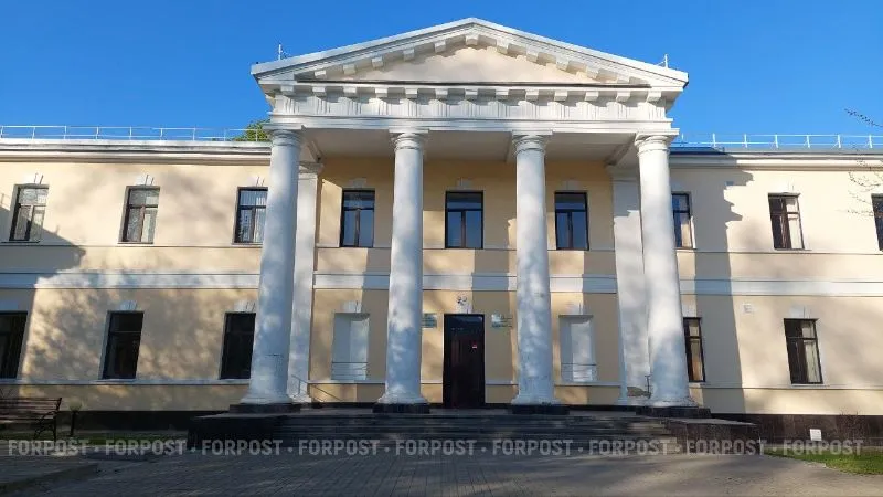 Медики пытаются спасти двухсотлетний дом в центре Крыма