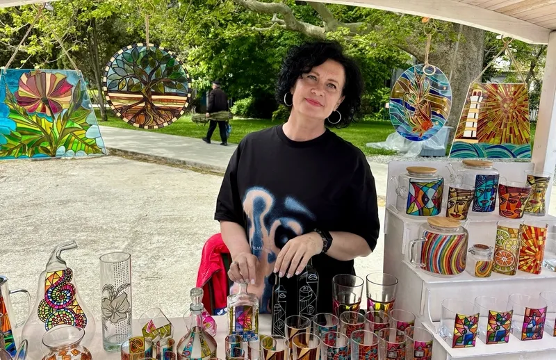 Вика и стекло: как крымчанка нашла «лекарство» от стресса и способ сохранить историю
