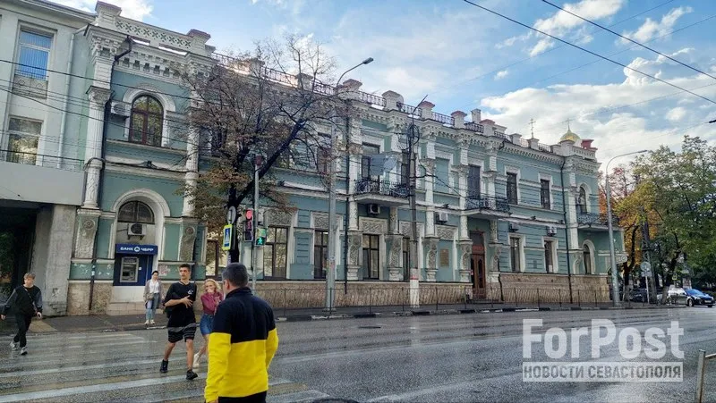 Историческое здание банка в столице Крыма продолжат обновлять за сотни миллионов рублей 