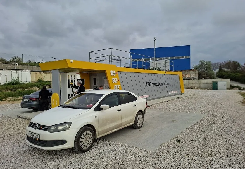 В Севастополе вместо торгового центра построили автозаправку