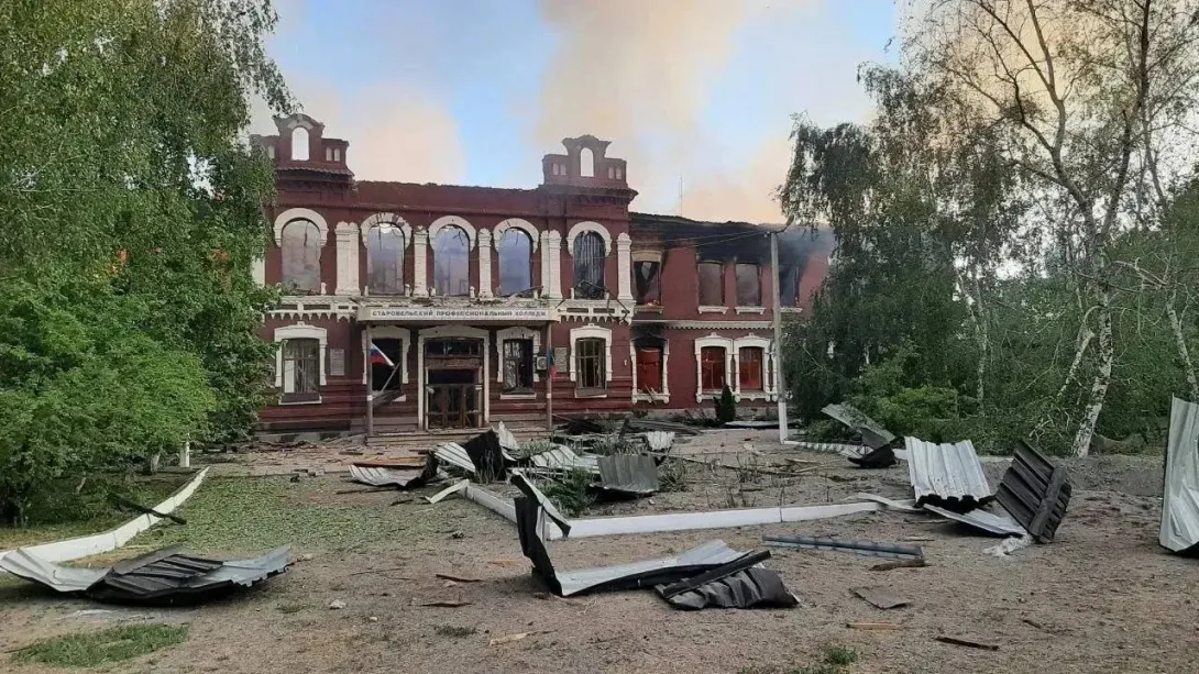 Девушек, погибших при ударе по колледжу в Старобельске, хоронят в свадебных платьях
