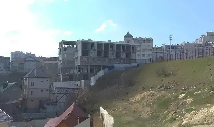 Пайщики препятствуют сносу шестиэтажного самостроя в Севастополе