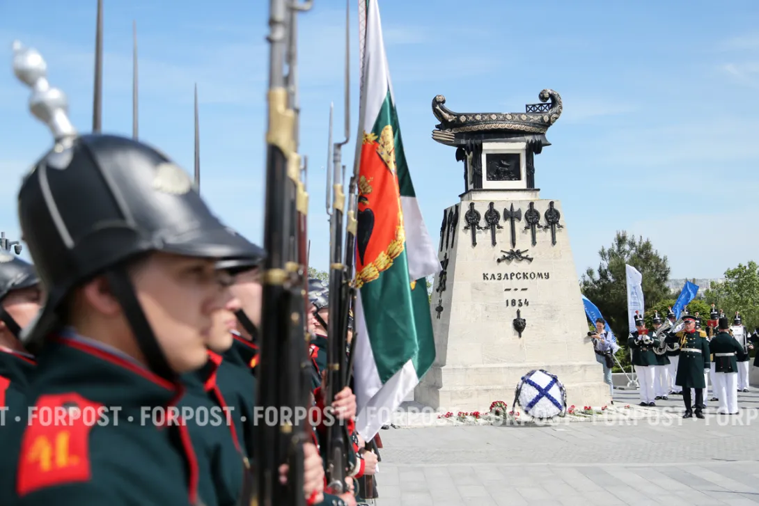 Блеск стали, чеканный шаг и историческая форма: как прошёл День матросского бульвара в Севастополе