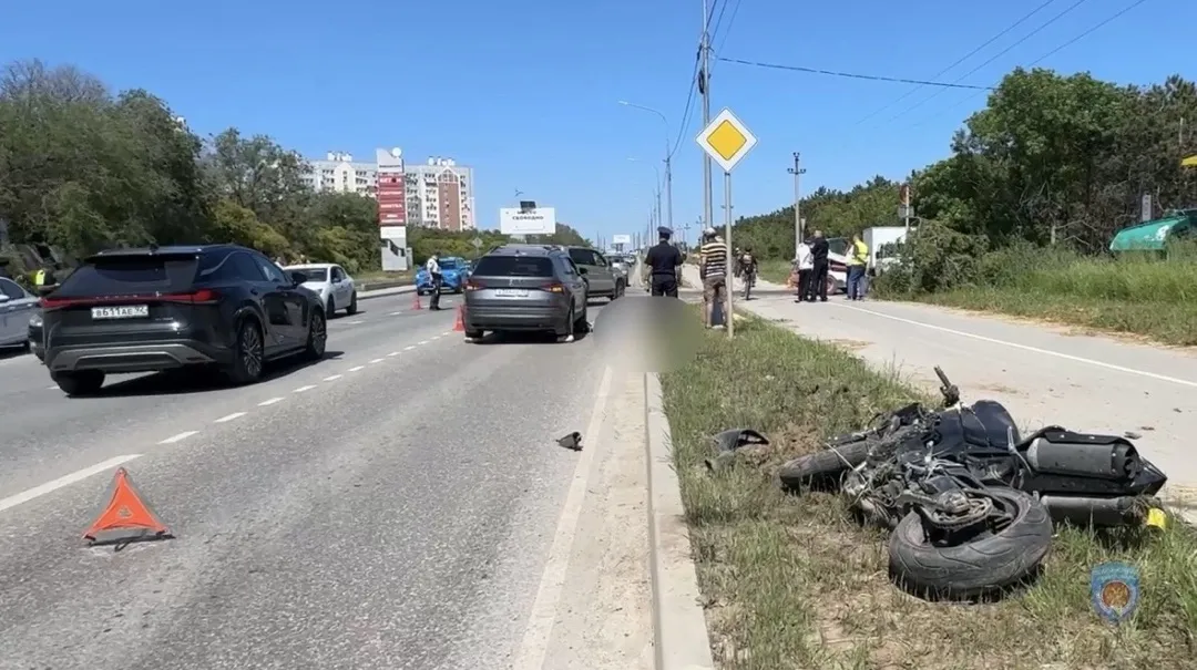 В Севастополе мотоциклист без прав погиб после столкновения с двумя иномарками
