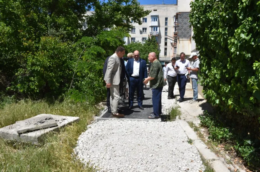 Жители одного из крупнейших районов Севастополя попросили новые парковки
