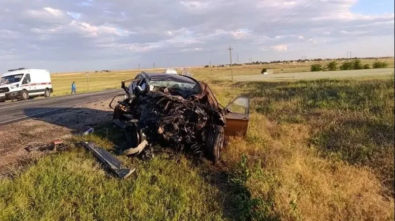 В Крыму при столкновении микроавтобуса и BMW погибли два человека