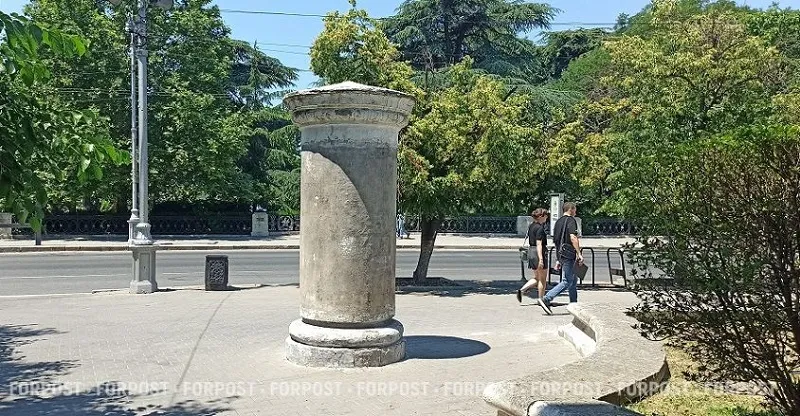 Отмена гастролей помогла Севастополю добраться до ремонта афишных тумб 