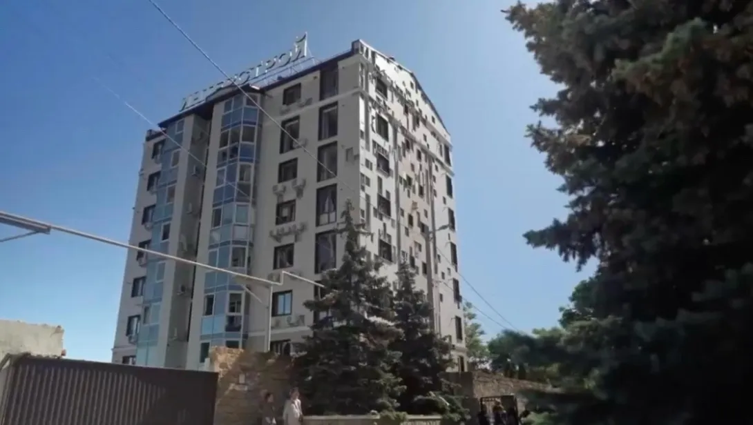 В Севастополе продолжают восстанавливать дома после майской ракетной атаки