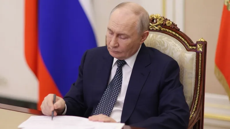 Путин поручил субсидировать поставки топлива в Крым и Севастополь