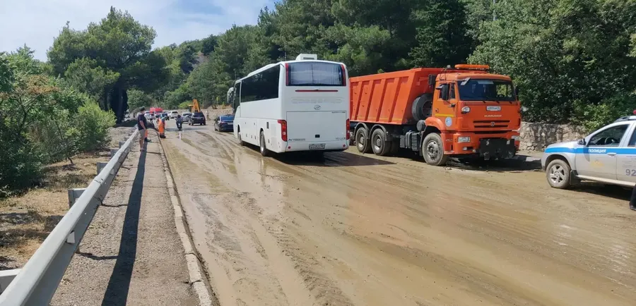 Движение по трассе Ялта – Севастополь полностью восстановили после схода селя