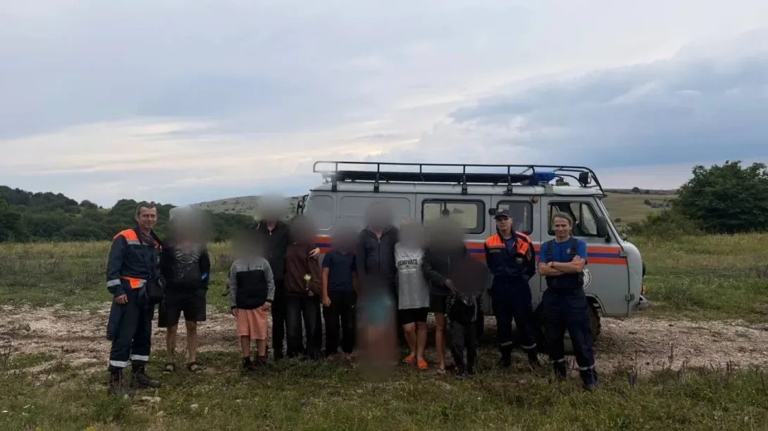 В Севастополе спасли мужчину, упавшего со скалы, в Крыму — 10 туристов из грязи