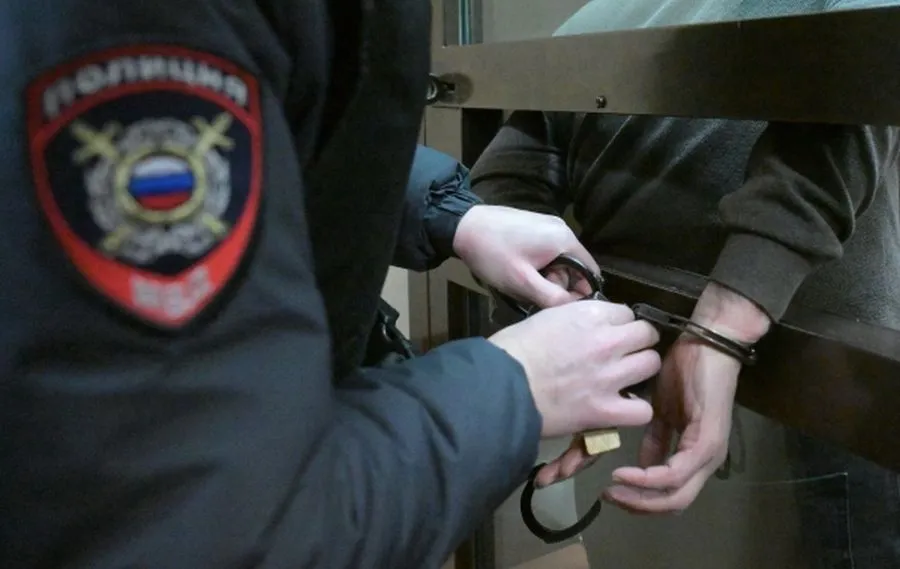 В Крыму преступник заснул в обнимку с телевизором